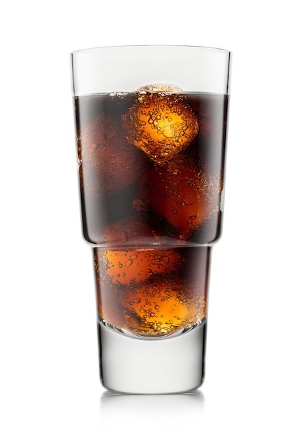 Photo luxury glass of cola soft drink with ice cubes and bubbles on white