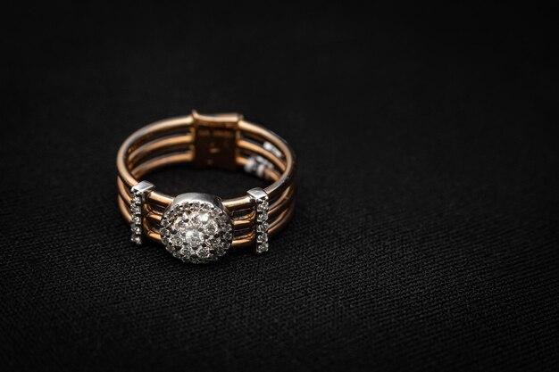 사진 럭셔리 골드 다이아몬드 반지 검정색 배경