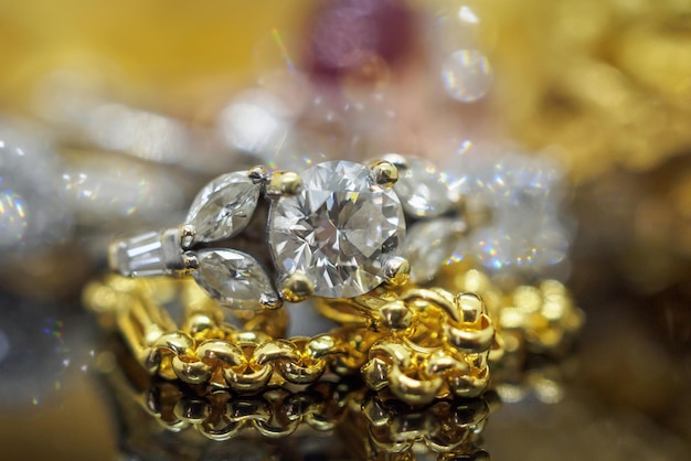 Роскошные золотые ювелирные кольца с бриллиантами с отражением на черном фоне