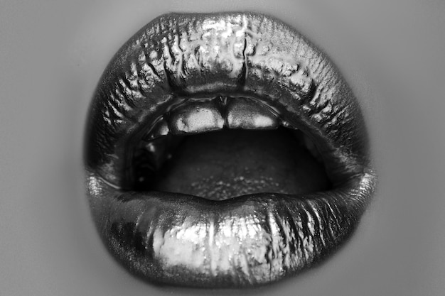 럭셔리 골드 입술 메이크업 황금 립스틱과 황금 입술 섹시한 여자의 입술에 골드 페인트 관능적 인 wom