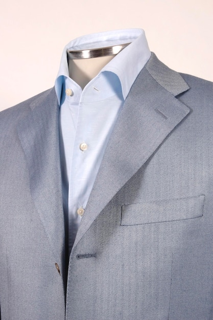 Foto abito grigio di lusso e camicia blu su manichino, abito formale nel concetto di moda, stile di vita