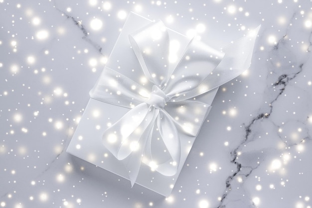 Photo luxury holiday gifts with white silk bow and ribbons on marble background christmas time surprise