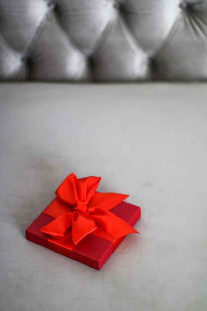 실크 리본과 활 크리스마스 또는 발렌타인 데이 장식이 있는 고급 휴일 빨간색 선물 상자