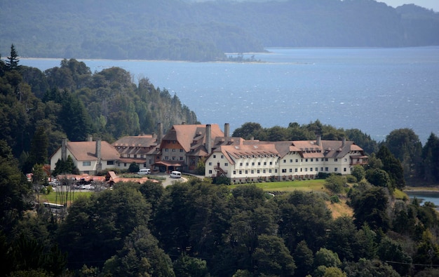 バリロチェ (Bariloche) の豪華なホテルラオラオ (Llao Llao) は小さなサーキットの観光宿泊施設です