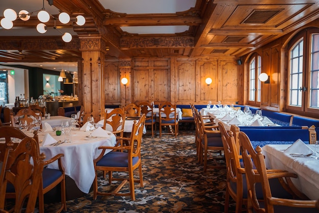 Foto sala da pranzo dell'albergo di lusso zermatt decorazione alpina elegante e esperienza culinaria raffinata