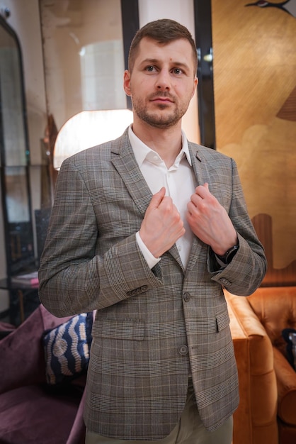 Foto un ospite di un hotel di lusso a roma si adatta a una blazer a quadri intelligente.