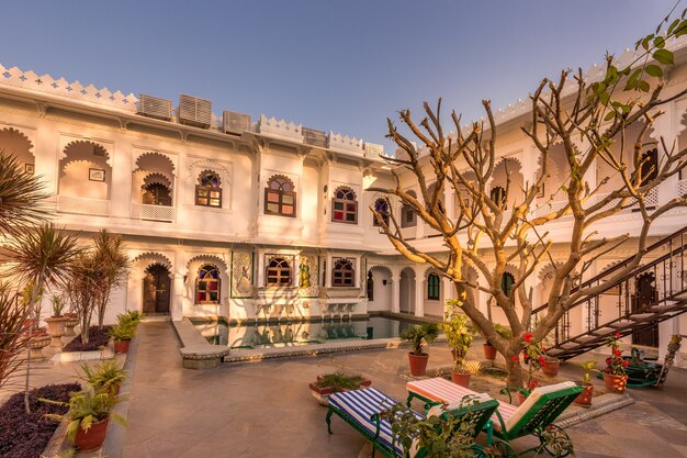 Foto casa di lusso con alberi e giardino interno