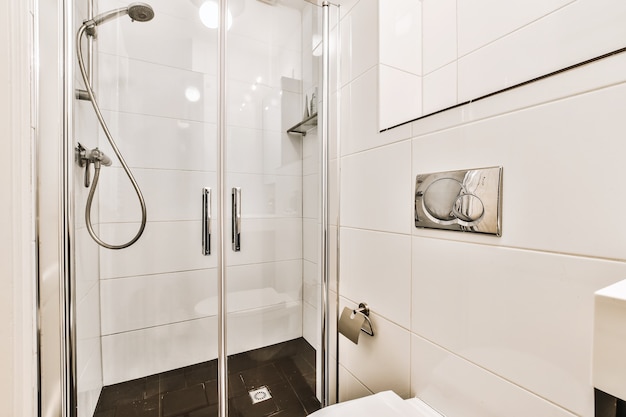 Interior design di lusso di un bagno con pareti in marmo