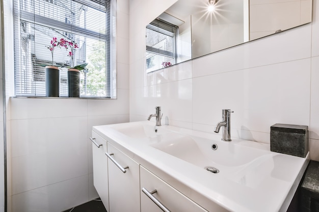 Роскошный дизайн интерьера ванной комнаты с мраморными стенами