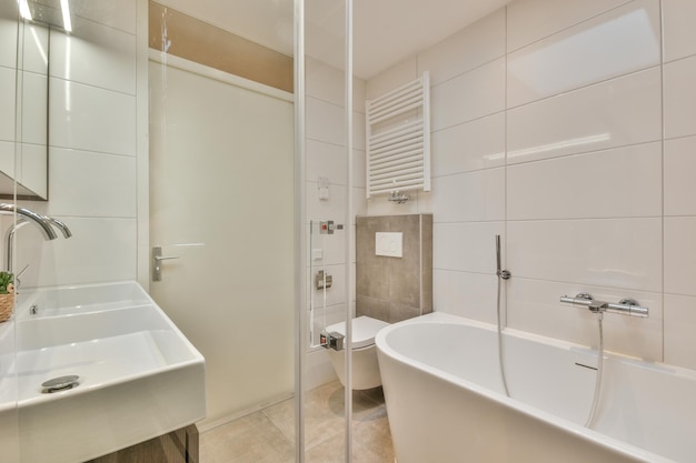 Interior design di lusso di un bagno con pareti in marmo