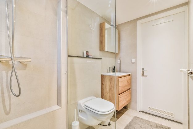 Роскошный дизайн интерьера ванной комнаты с мраморными стенами