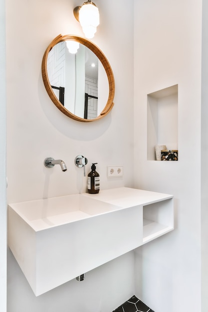 Фото Роскошный дизайн интерьера ванной комнаты с мраморными стенами