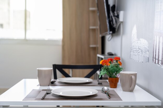 Роскошный интерьер гостиной и обеденного стола, тип студии кондоминиума или квартиры