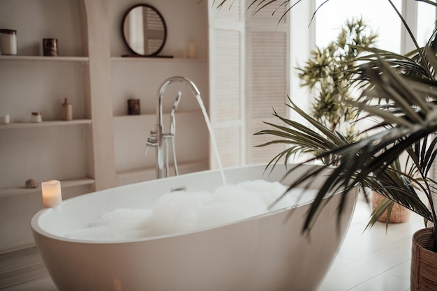 写真 自然の照明で<unk>円形の浴槽を備えた現代的なアフリカンスタイルの豪華な大浴室のインテリア