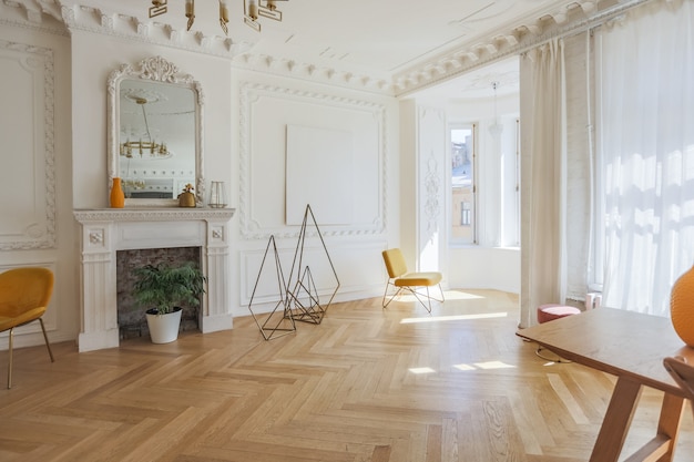 Photo luxury interior of a spacious apartment in an old 19th century historical house with modern furniture. high ceiling and walls are decorated with stucco