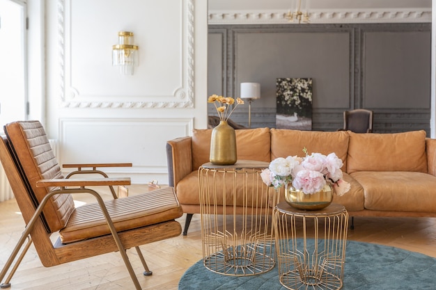 Photo luxury interior of a spacious apartment in an old 19th century historical house with modern furniture. high ceiling and walls are decorated with stucco