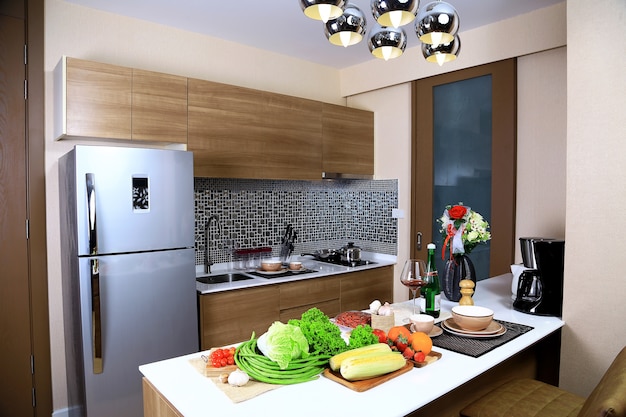 Роскошные интерьеры дизайн кухни в кондоминиуме с некоторыми овощами и фруктами.