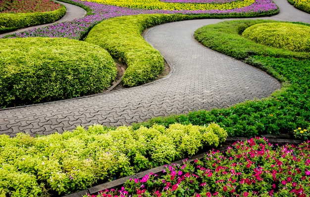 열대 정원의 럭셔리 조경 디자인. 열대 풍경의 아름다운 전망