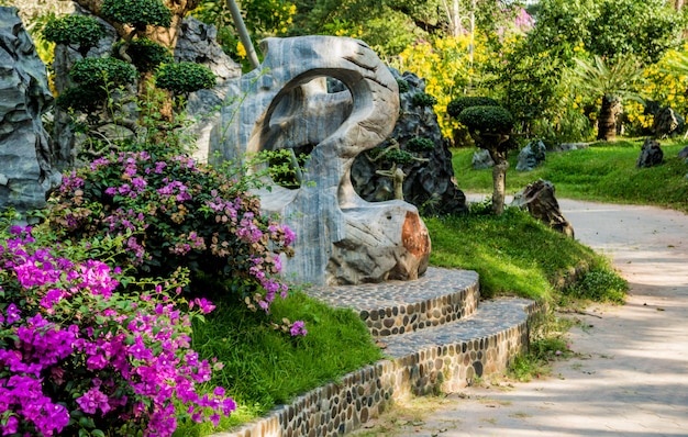 Architettura del paesaggio di lusso del giardino tropicale.