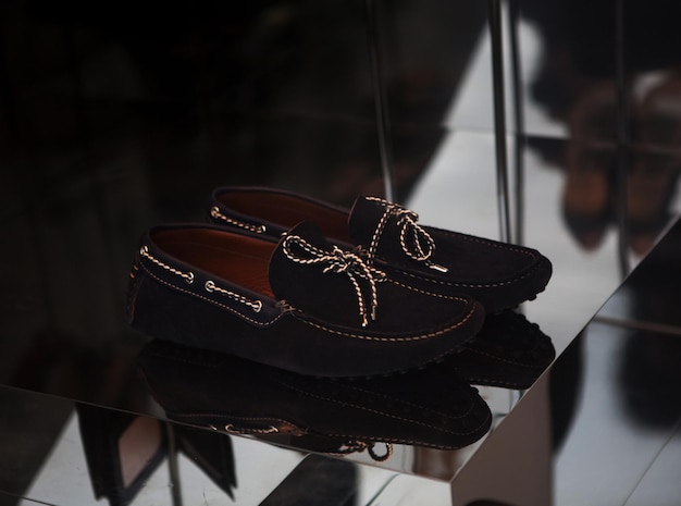 Luxury man\'s shoes in the shop window