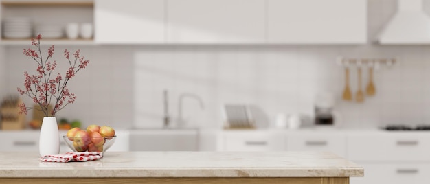 Роскошная мраморная кухонная столешница с копировальным пространством на размытом фоне современной белой кухни