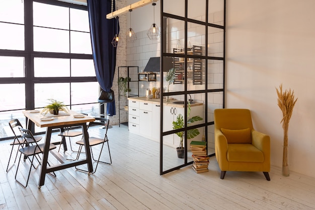 아늑한 작은 스칸디나비아 스타일의 스튜디오 아파트의 고급스럽고 현대적인 디자인