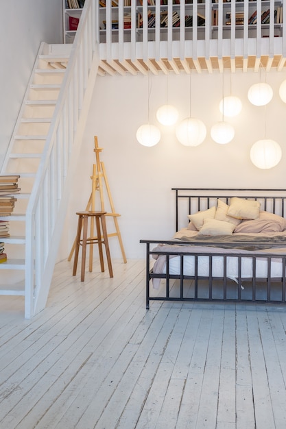 Design moderno di lusso di un accogliente monolocale in stile scandinavo