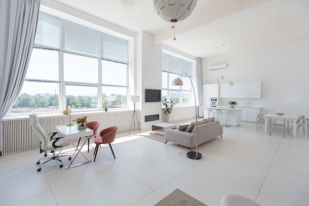 미니멀 스타일의 흰색 스튜디오 아파트의 고급스러운 현대적인 인테리어 디자인.