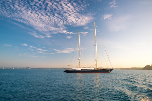 Photo luxury sail boat in the beautiful ocean