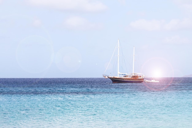 野生のサルディニア島のターコイズブルーの海に停泊する豪華な帆船地中海のサルディニアの美しい湾にあるレトロな帆船旅行と豪華なライフスタイルのコンセプトワンダーラスト