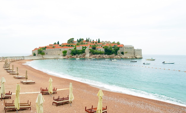 Photo luxury sand beach near island and resort sveti stefan montenegro balkans adriatic sea europe