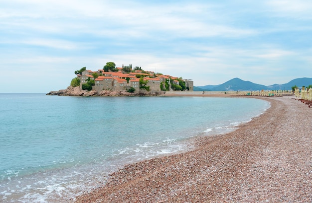 Photo luxury sand beach near island and resort sveti stefan montenegro balkans adriatic sea europe