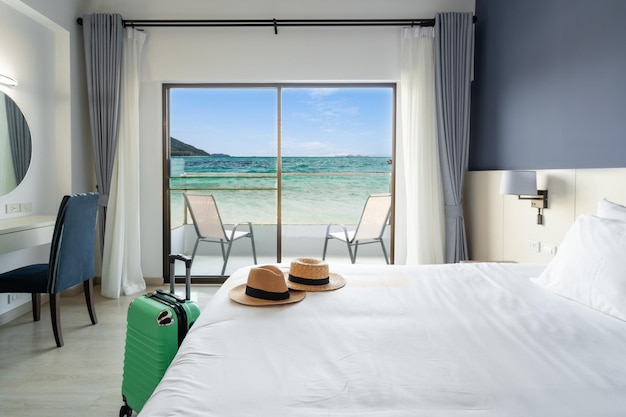 Foto camera d'albergo di lusso con vista mare con bagaglio concetto di viaggio