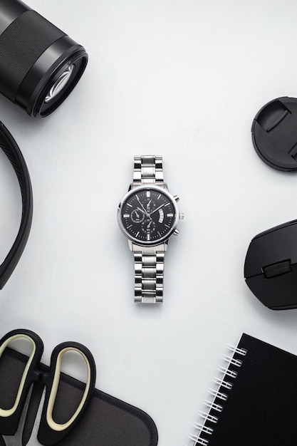 Фото Роскошные серебряные часы на белом столе деловые мужские аксессуары