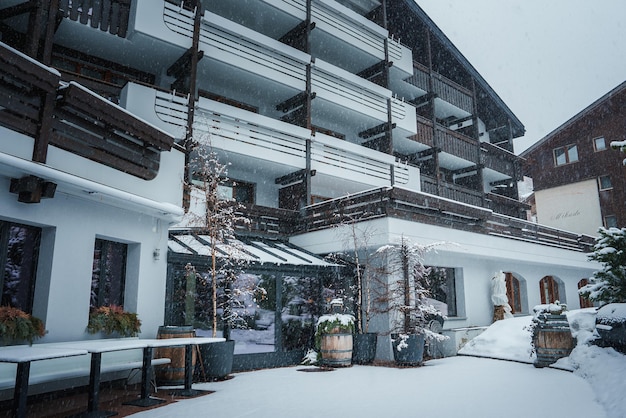 스위스의 눈 인 제르마트 (Zermatt) 의 고급 스키 리조트 호텔 장면