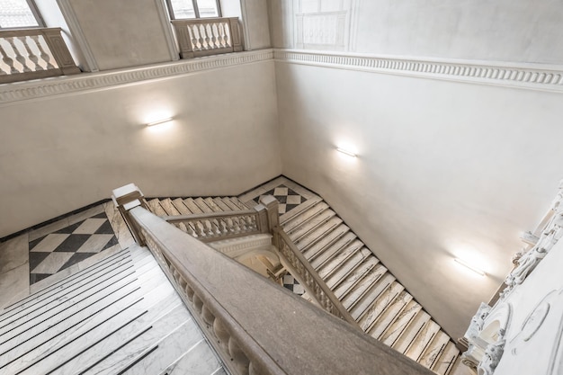 골동품 이탈리아 궁전에서 대리석으로 만든 고급 계단