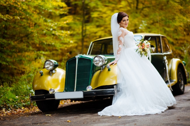 Photo luxury stylish young bride on the space spring sunny green forest