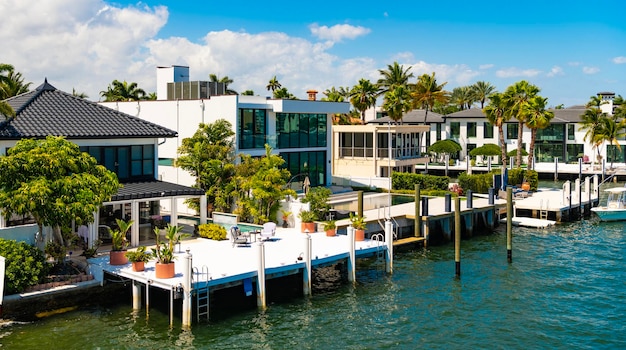 Photo luxury summer villa with yacht pier vacation in summer paradise luxury resort at summertime travel to tropical bay of florida summer vacation in tropical paradise resort seven isles