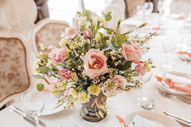 Photo luxury table setting for dining in a restaurant in pastel colors close up wedding party table set for banquet