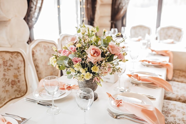 Tavolo di lusso per cenare in un ristorante in colori pastello primo piano tavolo per feste di matrimonio per banchetti