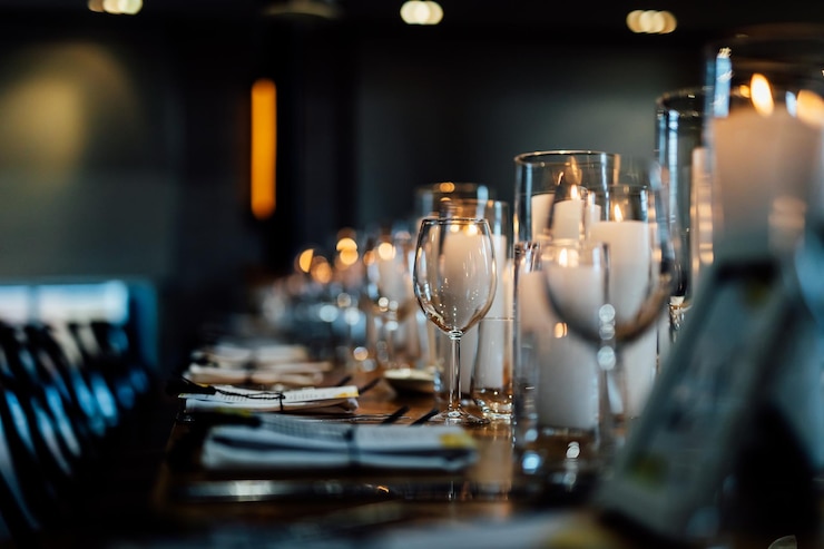 Photo luxury table settings for christmas dayfine dining with glassware and plates beautiful