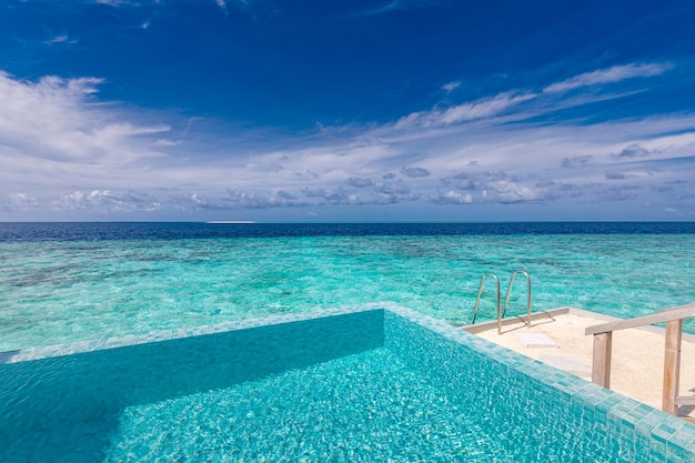 豪華な旅行風景 海景 インフィニティ スイミング プール 素晴らしい海の景色 完璧な夏休み