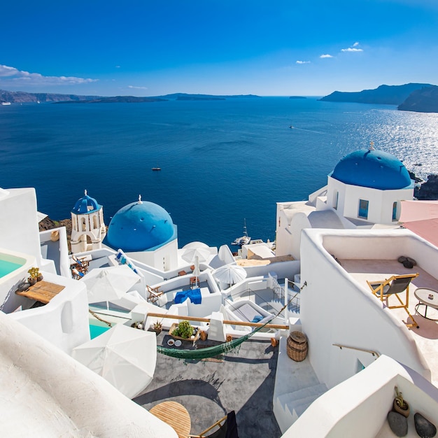 サントリーニ島ギリシャの豪華な旅行休暇イアの町ロマンチックなカップルの夏の休暇の風光明媚な