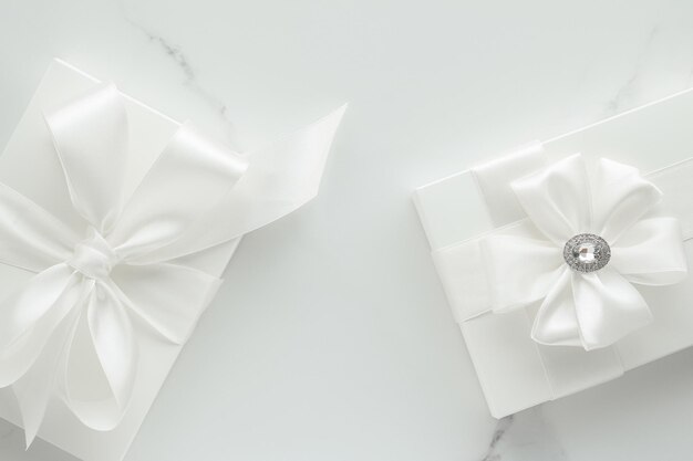 Photo luxury wedding gifts on marble