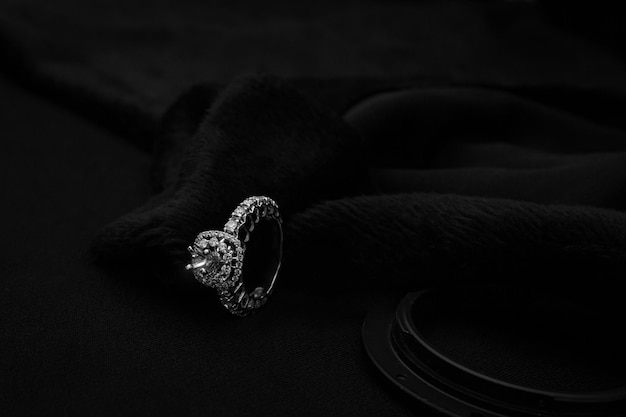 Photo luxury white gold diamond ring black background