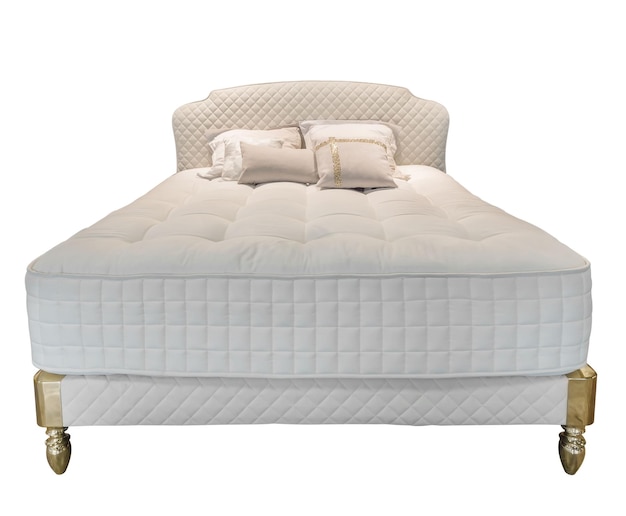 정형 매트리스와 베개, 가죽 덮개 헤드보드가 있는 고급 흰색 현대적인 침대 가구 부드러운 패브릭 침구 격리된 배경에 있는 고전적인 현대 가구