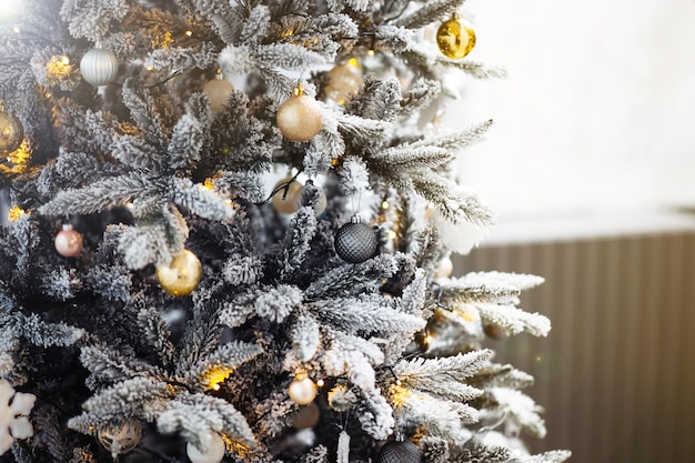 Роскошная новогодняя елка из белой сосны с золотыми украшениями