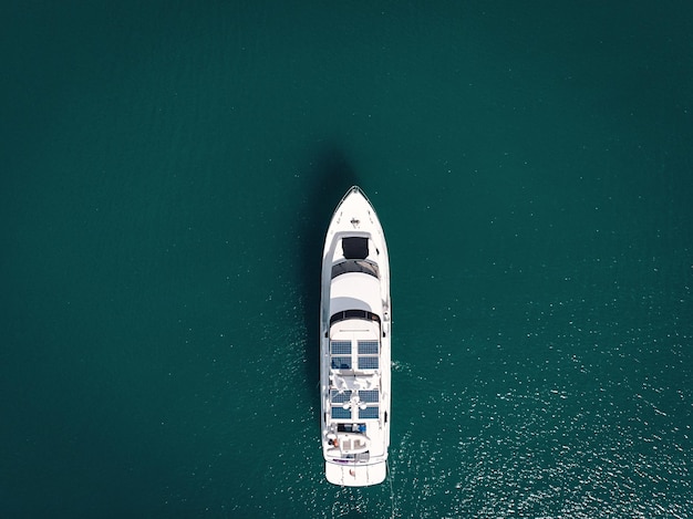 Foto yacht di lusso in mare. vista dall'alto.