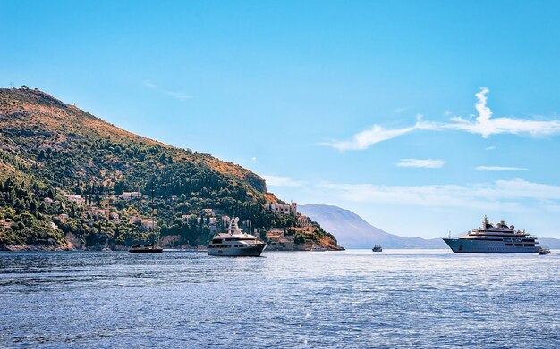Роскошные яхты на острове Локрум и далматинском побережье Адриатического моря, Дубровник, Хорватия