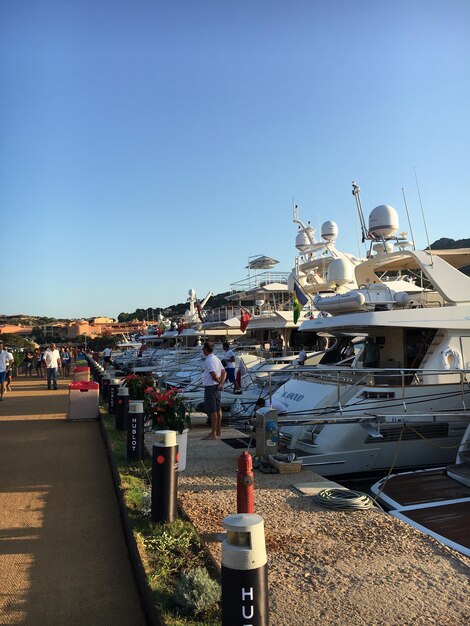 Photo luxury yachts moored at harbor